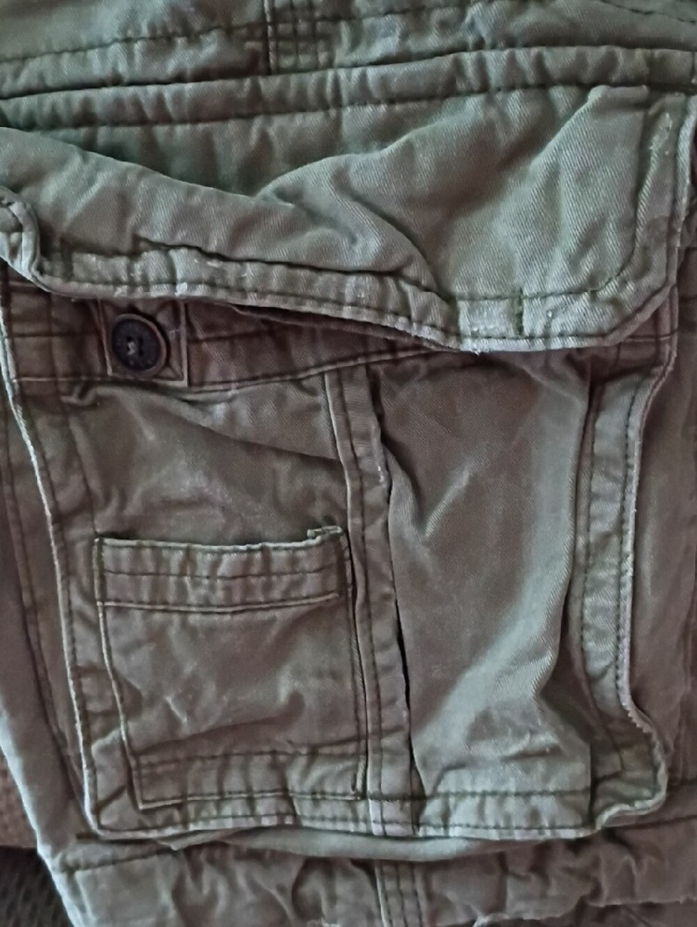 Abercrombie & Fitch Olive Cargo Shorts with Multiple Pockets - Picture 10 of 13
